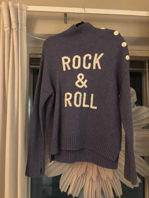 Lila stickad tröja med text - Super cool stickad tröja från Zadig Voltaire💕💕 Aldrig använd, köpt för 3000 