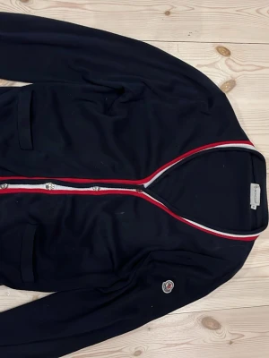 Moncler kofta - Tjena! Jag säljer en riktigt snygg kofta från moncler. Storleken är s och passar både killar och tjejer(unisex). Om du har någon fråga så svarar jag så snabbt som möjligt! 