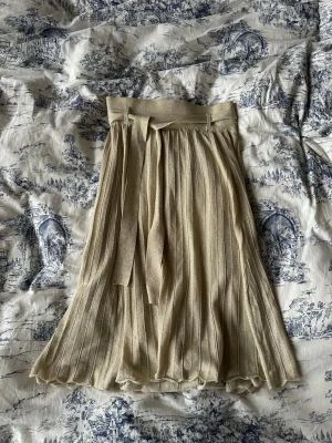 guldig stickad kjol - old h&m skirt that my mom bought in the 2000s  the only flaw is a tiny little hole on the backside of the skirt (see photo) but not visible at all while wearing