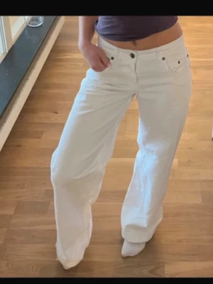 Vita Jeans  - Lågmidjade jeans från subdued, aldrig använda men har sytt upp dem till en innerbenslängd på 74cm, storlek 38 men passar snarare 32 eller 34!!! Köpta för 800kr
