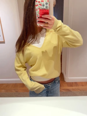 Gul kashmir tröja med v-ringning - Säljer denna super mysig Gula Kashmir  tröja med v-ringad hals och långa ärmar. 