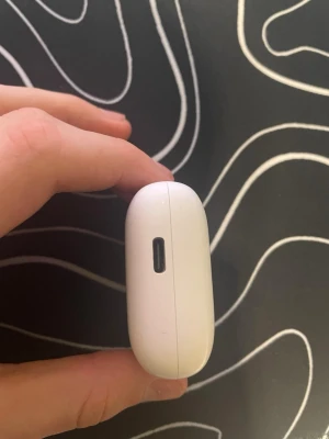 Greenmouse hörlurar - Bluetooth hörlurar, laddbara med USB-C laddare, fungerar hur bra som helst och bra ljud i dem, använda 2 gånger, fodralet är lite repigt men inget som gör dem sämre!