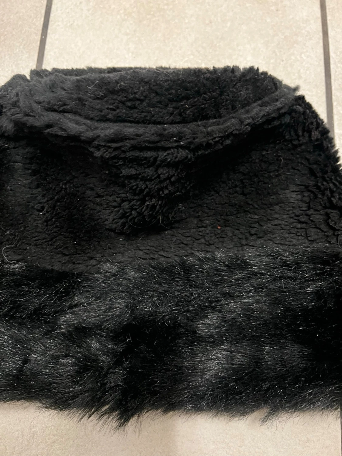 Svart pälsmössa med fluffig kant - 1