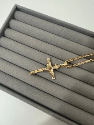 Guld halsband  - Säljer nu detta rostfria guld halsbandet med ett kors på. Hör av er vid minsta fundering! 