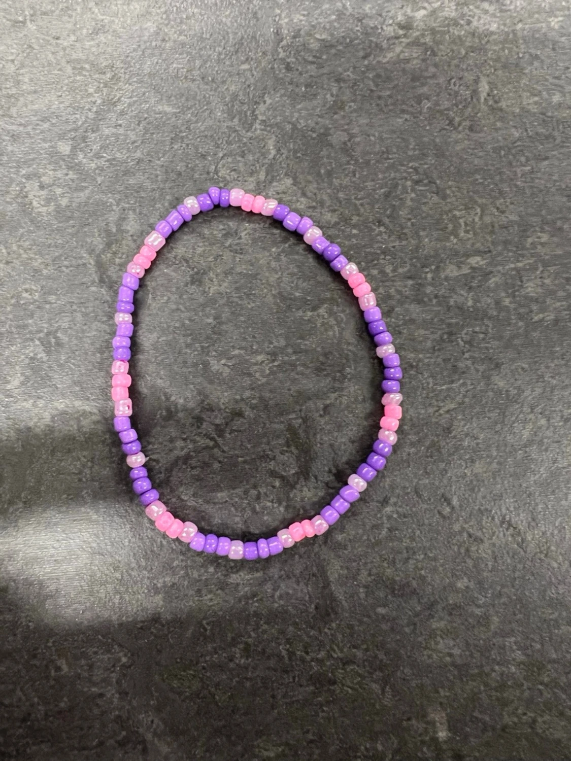 Lila och rosa pärlarmband Storlek M 