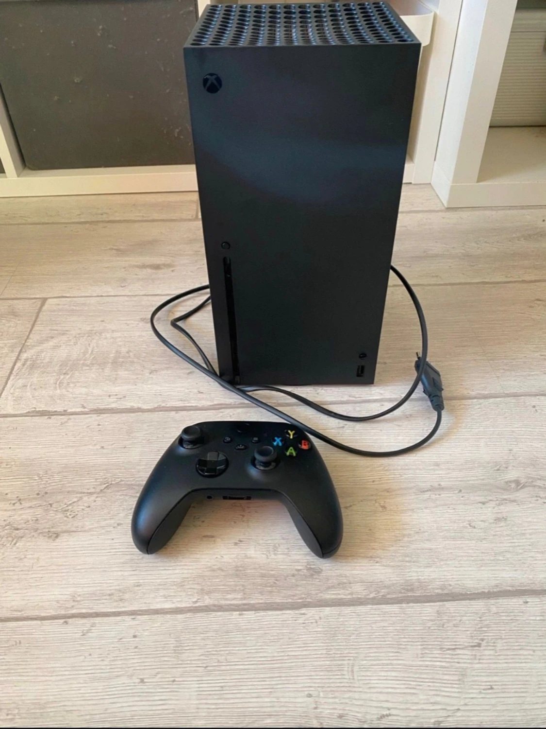 Xbox Series X med handkontroll - 1