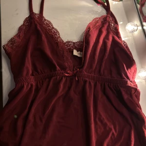 Vinrött linne - Ett vinrött linne från Nelly, säljer då den inte passar längre, inga defekter men använd fåtal gånger💕
