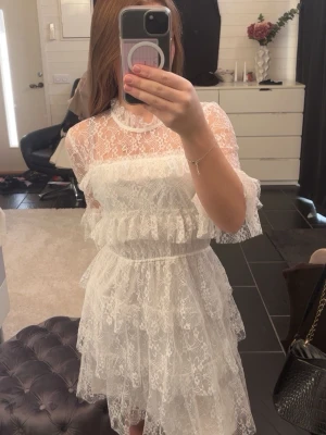 Vit klänning - Vit spetsklänning använd endast en gång