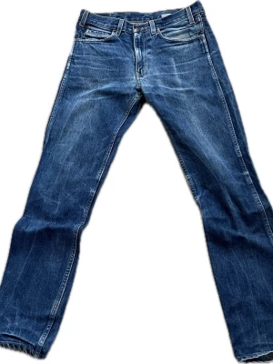 Levi’s Vintage Clothing (LVC) 606 – Orange Tab Big E – Made in USALevi’s Vintage Clothing (LVC) 606 – Orange Tab Big E – Made in USA - W31-L34   A truly rare pair of vintage Levi’s featuring the iconic Orange Tab with the "Big E" logo. These are Made in the USA and carry a beautiful, authentic vintage character that only comes with age.Feel free to message me if you have any questions! Measurements (Measured flat): • Waist: 41 cm • Thigh: 25 cm • Inseam: 76 cm • Total Length: 105 cm • Leg Opening: 16 cm  