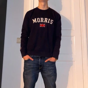 Mörkblå tröja från Morris - Mörkblå tröja från Morris i storlek M. Fint skick till ett bra pris. Nypris: 1299kr. Mitt pris: 299kr. Vid frågor eller funderingar, tveka inte att höra av dig.
