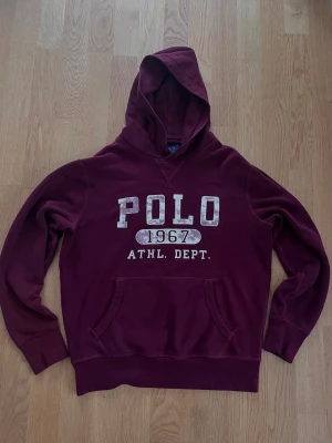 Vinröd Ralph Lauren hoodie - Snygg vinröd hoodie från Polo Ralph Lauren | Storlek S | Snören saknas annars bra skick✅|