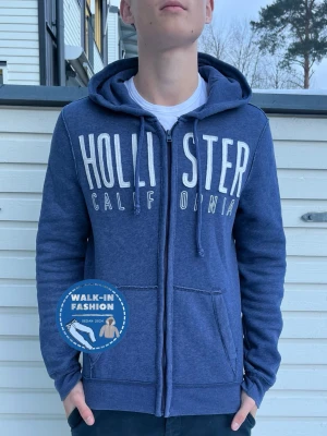Hollister ziphoodie - Tja! Säljer nu denna sjukt snygga Hollister ziphoodie. Skick 9/10 riktigt bra utan synliga defekter. Modellen är 181 och väger 67kg men passar allt mellan 174-186. Hör av er vid funderingar!