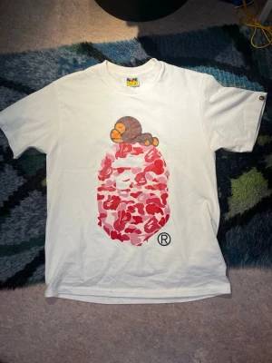 Bape t shirt  - Riktigt fet t shirt💪🏽 är i bra skicka, har dock kommit till användning som man kan se vid halsen🔷 passar om man är ca 175-185, skriv om det finns frågor o priset är inte huggit i sten🫡🫡