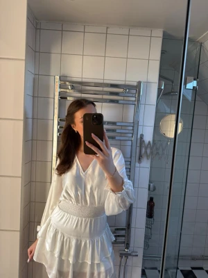 Vit studentklänning  - Snygg vit kortklänning med v-ringning. Perfekt för sommarens alla tillfällen.