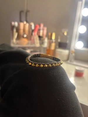 Edblad armband med nitar - Jätte gulligt och snyggt armband från Edblad med guldiga nitar på. Kommer inte till användning och nypris va 499. Knappt använt