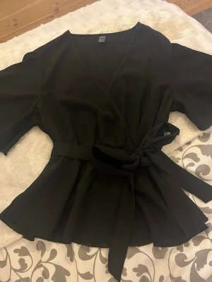 Svart omlottblus med knytband - Svart blus, sparsamt använd, skriv för frågor❣️