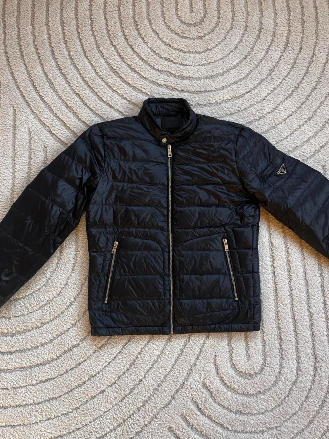 Svart dunjacka från Prada