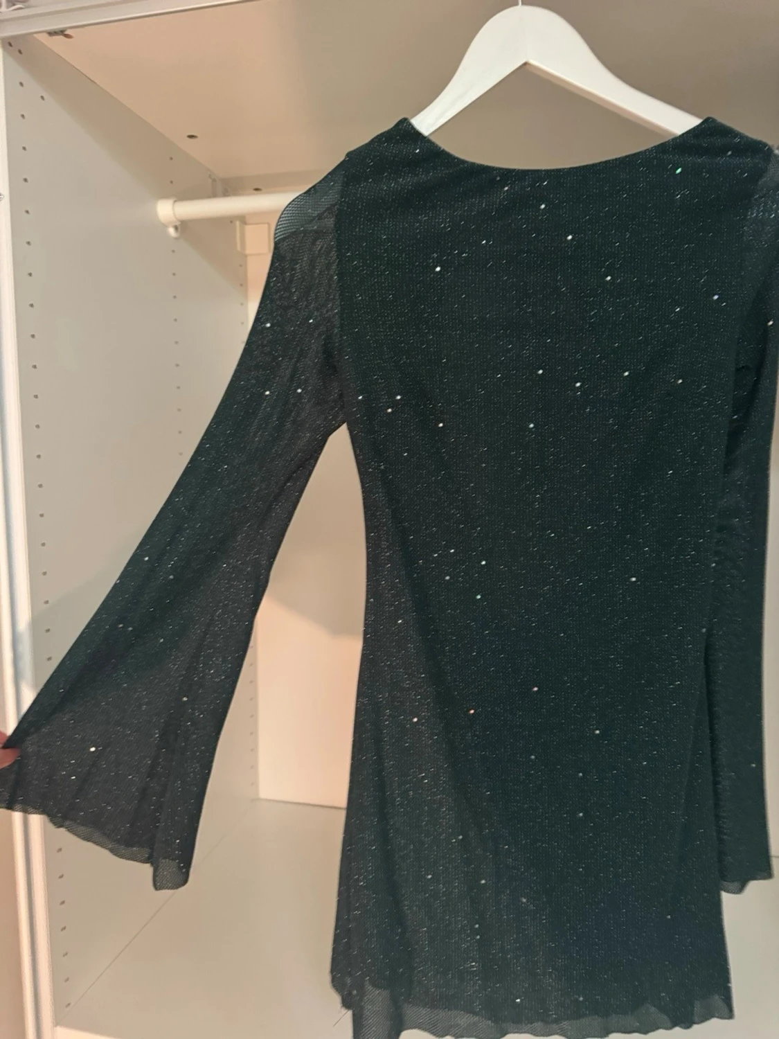 Glittrig mörkgrön klänning med öppen rygg - 2