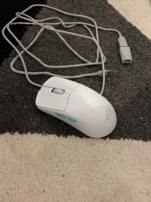 Asus ROG Harpe Ace Mini - Trådlös Gamingmus - Vit - Väldigt fint skick som nytt, trådlös mus håller 105 timmar när den är full laddad