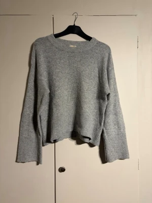 grå stickad tröja - grå fin stickad tröja från gina young!