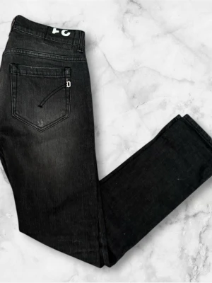 Dondup Jeans George - Dondup jeans George trendigaste jeansen på marknaden. Nypris ligger på runt 4000kr men säljs endast för 849kr. Skick 9,5/10 (modellen har original slitningar ifrån fabrik vilket är väldigt eftertraktat och populärt) Jeansen är storlek 31 men sitter som 33