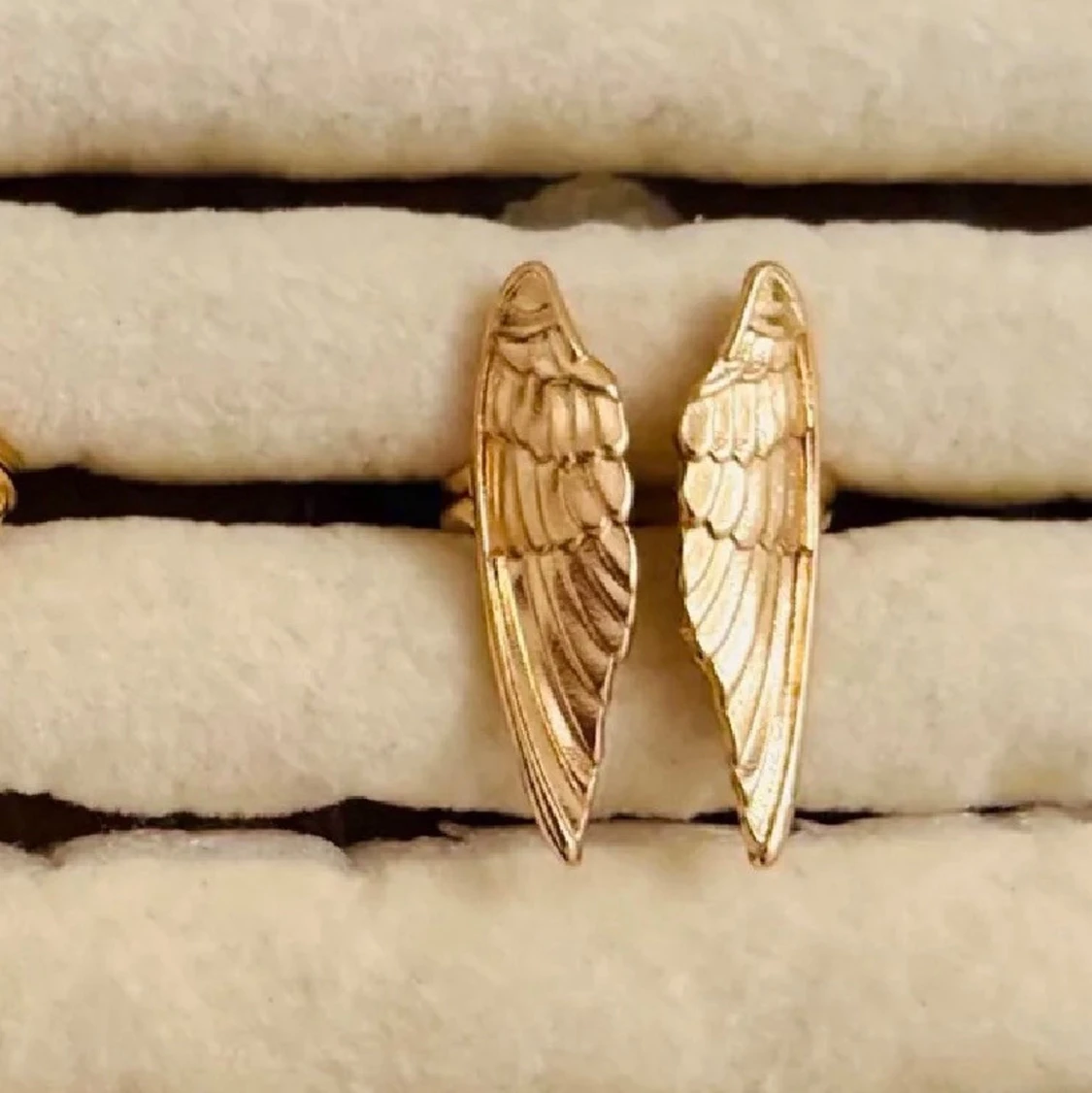 Guldiga ringer med vinge-design - 2