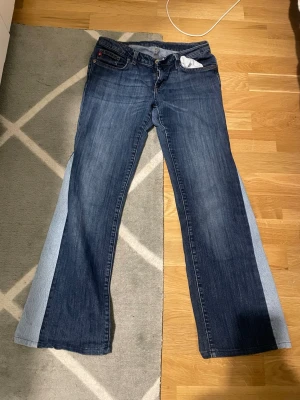 Lågmidjade bootcut jeans  - Säljer mina Lågmidjade bootcut jeans från BIGSTAR. De har lite slitage på sidan av höger bakficka men den har ett extra tyg bakom så ingen hud syns när jeansen är på.🩷🩷