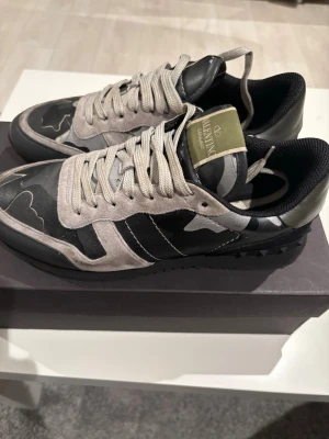 Valentino rockrunner - Säljer dessa sjukt snygga valentino rockrunners i camoflauge färg. Dessa skor är perfekta för vinter och vårklimat🤗. Bra skick men lite smutsigt på mockan(går att lösa enkelt). Allt og ingår🙌. Skriv vid frågor!