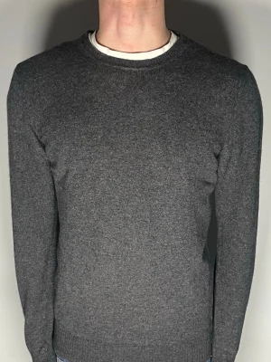 J.Lindeberg Kashmir tröja - Säljer en riktigt snygg och trendig J.Lindeberg tröja i en kashmirbland och i fint skick, storlek M, vid frågor är det bara att skriva //Gramenti