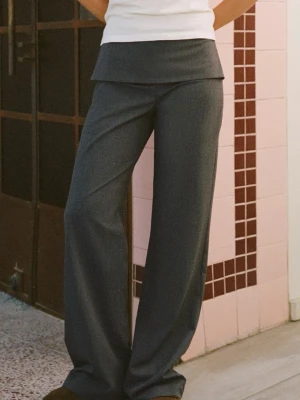Grå kostymbyxor med låg midja - Zara S - Snygga grå kostymbyxor med låg midja och bred linning. Byxorna har en rak och något lös passform med långa ben. Perfekta för dig som gillar en trendig och avslappnad stil. Materialet ser ut att vara en klassisk kostymväv.