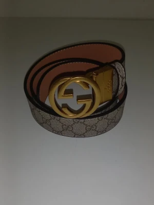 Guld bälte - Helt ny bälte. Rekommenderar Jätte mycket, den har jätte bra kvalitet och den passar alla outfit💯✅️