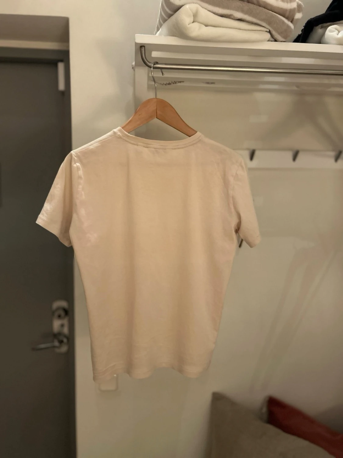 Beige t-shirt med liten gant loga  - 1