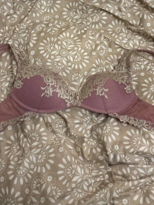 Rosa bh med spetsdetaljer - Söt bh i dammigt rosa med vackra beige spetsdetaljer över kuporna och axelbanden. Bh:n har vadderade kupor och meshpartier på sidorna. Perfekt för dig som gillar romantiska och feminina underkläder. 