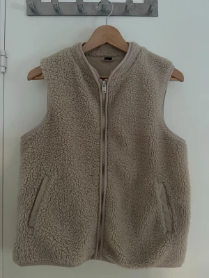 Beige Teddy Väst - Säljer denna snygga teddy västen då den ej kommer till användning längre. Storlek S
