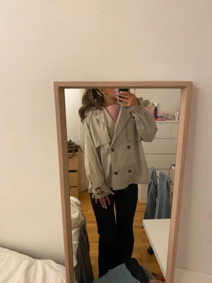 Beige trenchcoat  - Säljer en beige trenchcoat med dubbelknäppning och snygga bältesdetaljer vid armen💕 den har tyvärr aldrig kommit till användning