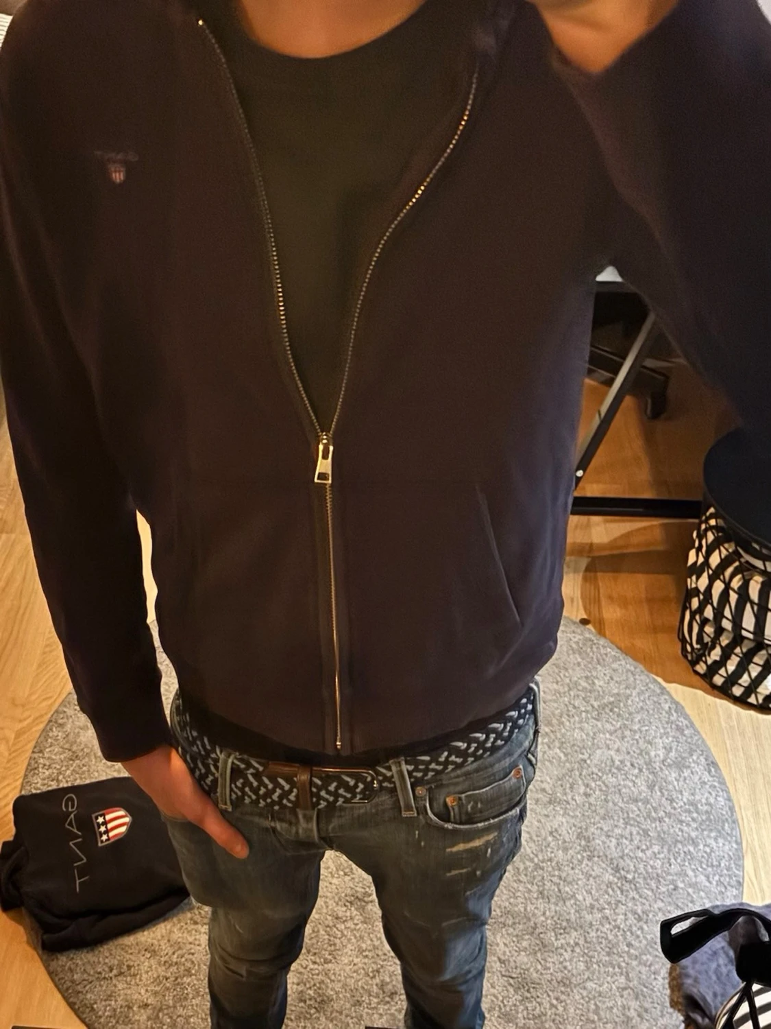 Mörkblå hoodie med dragkedja från GANT - 1
