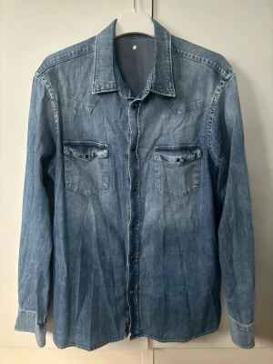 Dondup skjorta blå XL - Blå stentvättade Dondup Jeanskjorta i XL. Passar till allt och väldigt unik tvätt av högsta kvalit’!