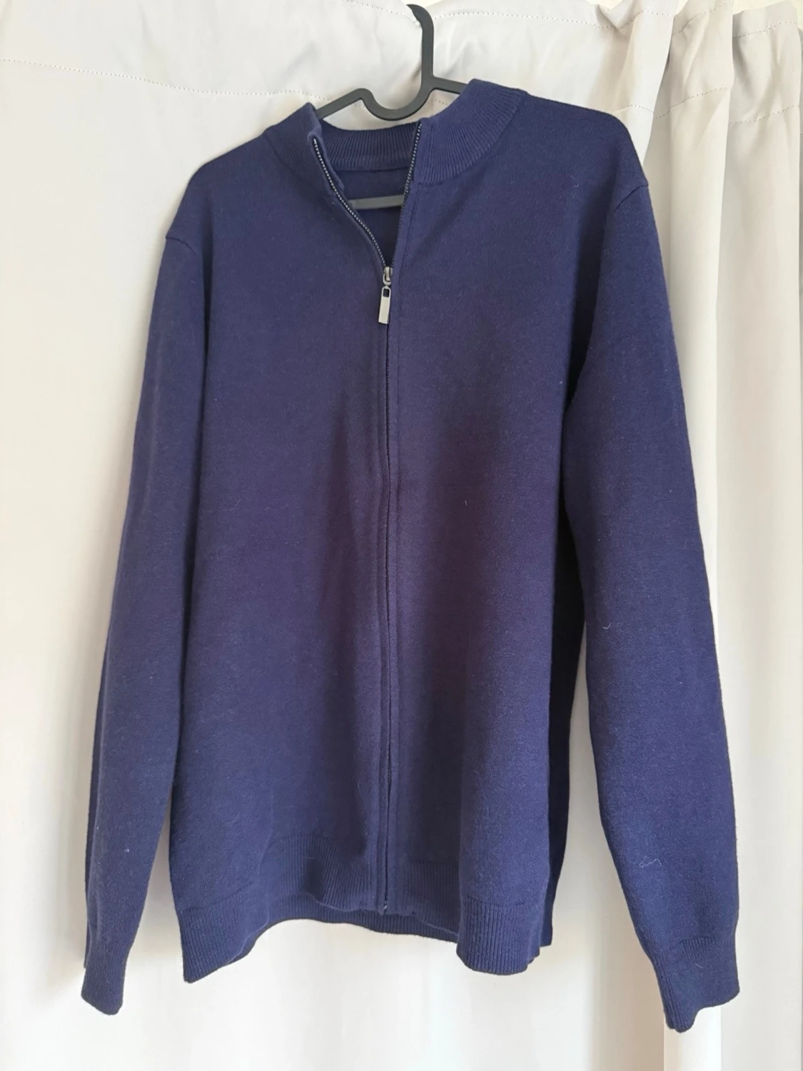 Mörkblå ziptröja med hög krage från nuvéclothing 