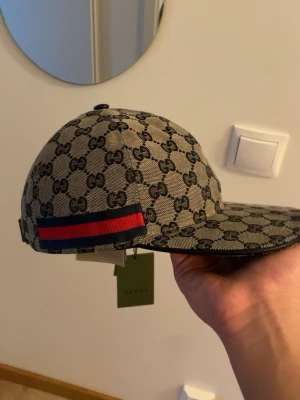 Gucci keps canvas navy - Helt ny Gucci keps med tag på. Inte andvänd sömnen är perfekt och det är 10/10 kvalitet. 