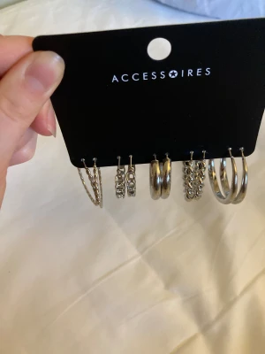 Örhängen i silver och guld  - Nya örhängen som tyvärr inte kommer till användning 💕                                                                  De från glitter är sålda nu tyvärr 