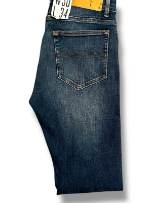 Nya Tiger of Sweden jeans - Tiger of Sweden jeans | Nya med tags Helt nya jeans från Tiger of Sweden, aldrig använda och med originaltags kvar. Modell: Evolve Storlek: 30/34 Färg: Blå Kontakta oss gärna vid fler frågor eller om du vill ha mer information! LumeFashion