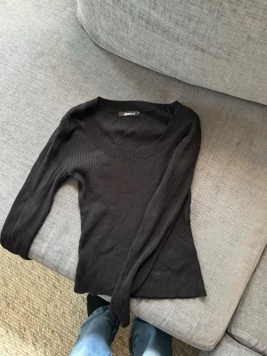 Svart ribbad tröja Gina Tricot - Svart långärmad tröja från Gina Tricot i ribbat material. Använd fåtal gånger