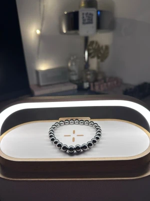 Silvrigt armband - Tja säljer helt nya armband från Bältgallerian. Dem alla är i strechigt material men kan inte streckas ut för långt. Dem passar från 10 år plus. Vid köp av flera blir priset billigare och om du gillar så finns det flera att välja mellan. Säljer både knäcki och vanlig pärlarmband Samt bälten.