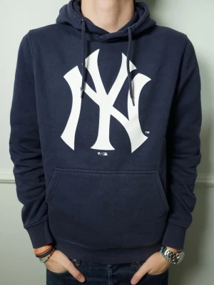 NEW ERA HOODIE  - Riktigt fet New Era Hoodie i Navy färg | Skick: 8.5/10 | Strl: S | Modellen är 182cm | Hör av dig vid intresse eller om du undrar någonting!