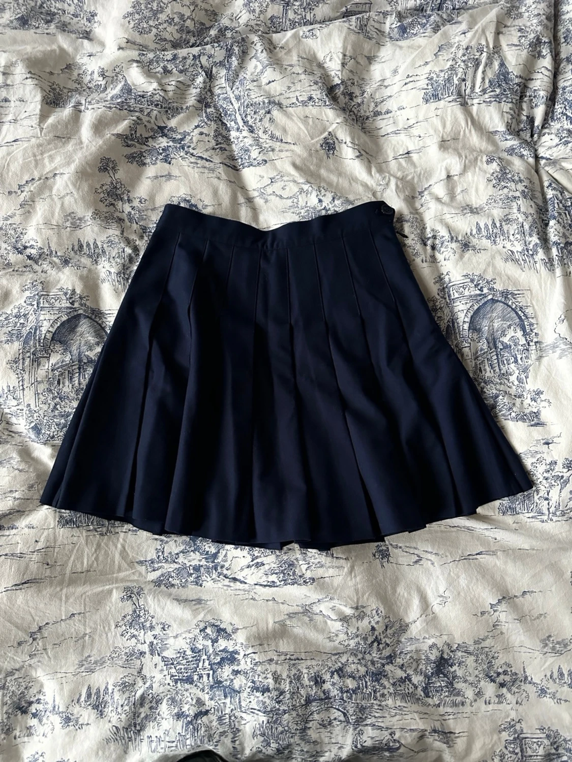 Mörkblå plisserad kjol från O'STIN studio