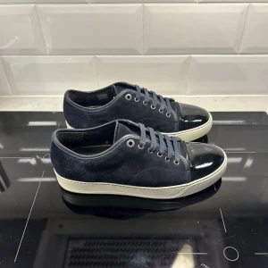 Lanvin skor  - Säljer ett par riktigt snygga Lanvin skor i otroligt bra skick. Storlek UK6 vilket motsvarar 40, de sitter lite större i storleken. Fråga om innermått vid osäkerhet. Dustbag ingår! Hör av dig vid frågor eller funderingar!