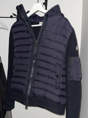 Moncler Cardigan - Moncler cardigan i strl L men passar M/S. Bättre Använd ett fåtal gånger, mycket fint skick.                     Tags till jackan följer med, tidigare köpt här på Plick. Hör gärna av er vid fundering!