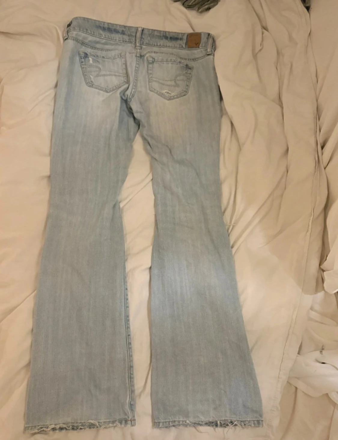 ljusblå lågmidjade jeans från American eagle - 4