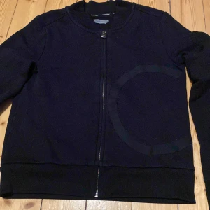 Tjocktröja - Svart tjocktröja i storlek xs från Calvin Klein. Jag har endast testat den nån gång, fick den av min syrra så hon har använt den men den är i bra skick, hör av dig om du har frågor eller vill ha fler bilder 