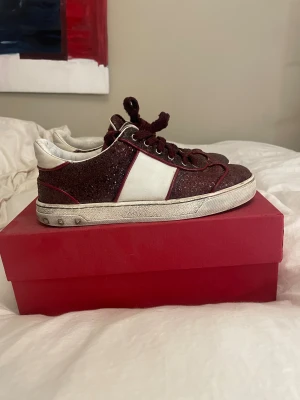 Valentino flycrews  - Röd glittriga Valentino flycrews i strlk 37-38. Tecken på användning och 2 nittar som lossnat, annars okej skick. Pris kan absolut diskuteras vid snabb affär